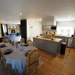 Maison Spacieuse Avec Piscine A